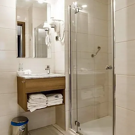 Urbi Hotel 2*