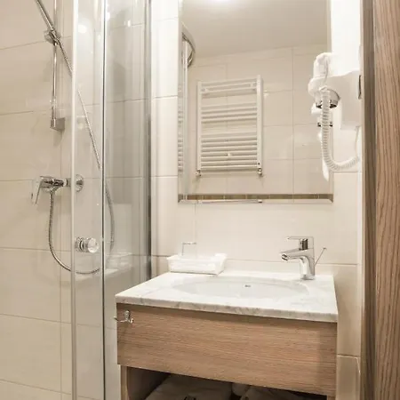 Urbi Hotel 2*